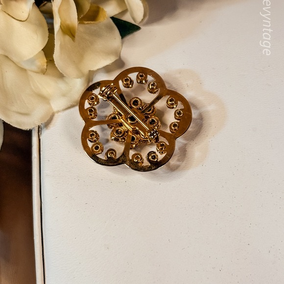 Gold and Pearl Floral Brooch - Picture 2 of 3